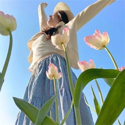 四个孩子走进银行